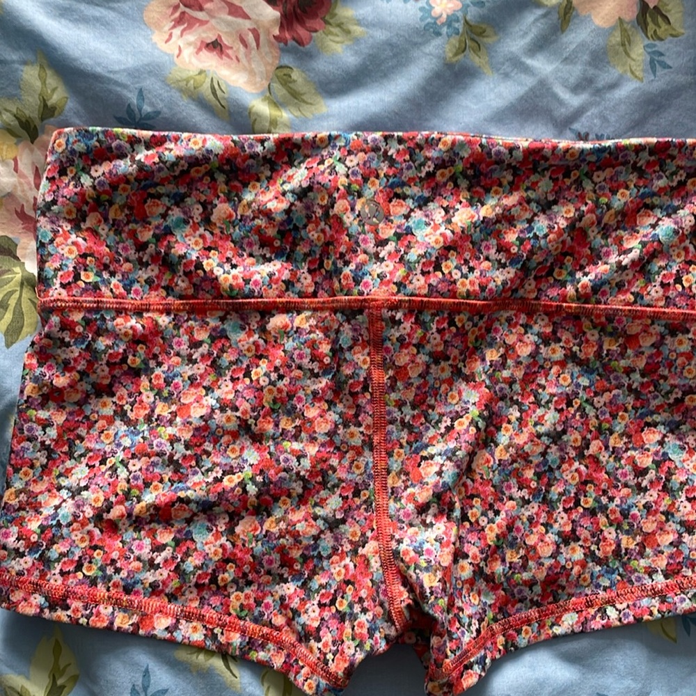 COPY - Lululemon boogie short shorts                  🌸prism petal floral print